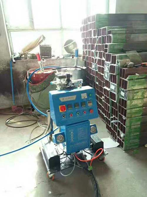 聚氨酯發泡外墻保溫 施工噴涂的厚度一般是多少(圖2) 高壓聚氨酯發泡機施工案例