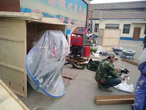 江蘇省聚脲噴涂機(jī)水池防腐防水改造(圖1) 江蘇省鹽城市客戶訂購的2臺液壓聚脲噴涂機(jī)