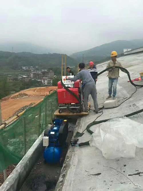 倉庫屋頂如何噴涂聚脲防腐防水?噴涂機施工快不(圖2) 別墅屋面聚脲防水施工現場